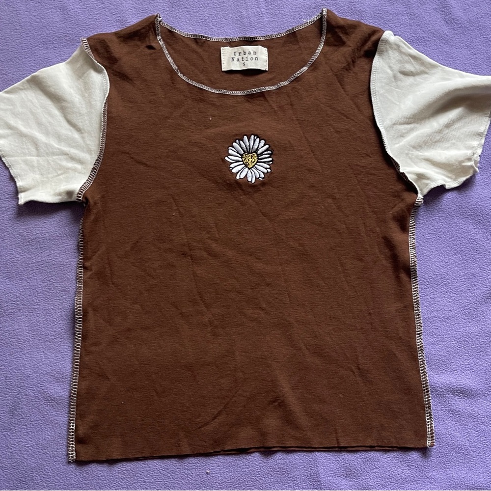 Brown and white top w/ daisy in the middle
